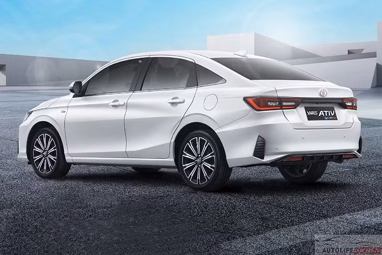 Cụ thể, xe sử dụng động cơ xăng 4 xi-lanh, DOHC, dung tích 1.5L mã 2NR-VEX, cho công suất tối đa 91 mã lực tại 5.500 vòng/phút và mô-men xoắn 121 Nm tại 4.000–4.800 vòng/phút. Kết hợp cùng mô-tơ điện 80 mã lực, 141 Nm, tổng công suất toàn hệ thống đạt mức 111 mã lực.