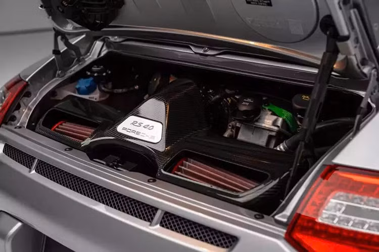 Đáng chú ý là chủ sở hữu ban đầu của chiếc Porsche này đã trả 216.210 đô la, tương đương 308.990 đô la, tức dù đã 14 năm tuổi, chiếc xe này đã được đẩy giá chênh lệch thêm 2,3 triệu USD, số tiền đủ để sắm nhiều xe hypercar đình đám.