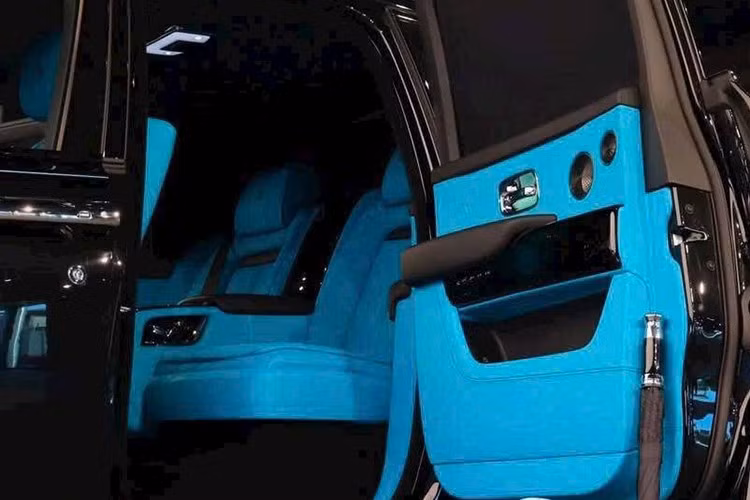 Bên cạnh đó, phiên bản Black Badge trong ảnh do hãng tung ra còn được trang bị nội thất bọc da phối 2 màu Duality Twill bắt mắt với tổng cộng 2,2 triệu mũi khâu và chỉ dài 17,6 m.