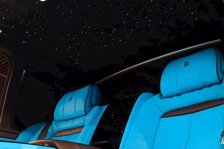 Bên trong phiên bản Black Badge xuất hiện những chi tiết ốp sợi carbon nhằm tạo cảm giác thể thao hơn. Theo hãng Rolls-Royce, 23 chi tiết ốp sợi carbon bên trong xe cần 3 tuần để hoàn thiện.