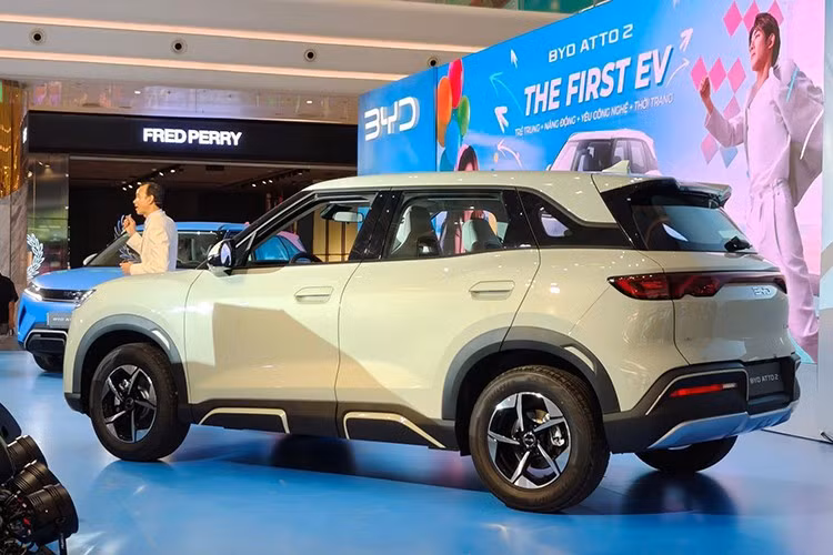 BYD Atto 2 2025 tại Việt Nam sở hữu số đo dài, rộng, cao lần lượt 4.310 x 1.830 x 1.675 (mm) và trục cơ sở dài 2.620 mm. Tổng thể thân xe được tạo dáng bằng những đường gân nổi, kết hợp cản trước, sau góc cạnh tạo nên diện mạo mạnh mẽ, thể thao.
