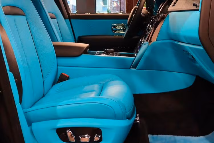 Ngoài ra, mẫu SUV siêu sang này còn được bổ sung cản trước mới và lưới tản nhiệt tích hợp đèn LED ẩn. Đây là lần đầu tiên dòng xe Rolls-Royce Cullinan được trang bị lưới tản nhiệt kiểu này. Chi tiết mới còn lại của xe là bộ vành la-zăng với đường kính lên đến 23 inch và màu sơn ngoại thất có tên nâu Emperador Truffle.