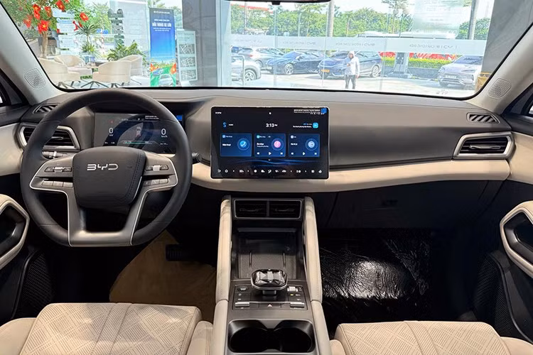 Nội thất BYD Atto 2 bố trí 5 chỗ ngồi với các ghế đều bọc da. Hai ghế trước thiết kế thể thao. Ghế lái chỉnh điện 6 hướng, ghế phụ chỉnh cơ 4 hướng; riêng hàng ghế sau có thể gập lại theo tỷ lệ 60:40 để tăng thêm không gian chứa hành lý.