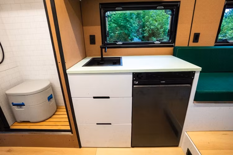 Nội thất của G3 là dạng mô-đun, không sử dụng gỗ như truyền thống mà được thay thế bằng khung nhôm và các tấm vật liệu tái chế thân thiện với môi trường. Dù vậy, không gian bên trong vẫn giữ được vẻ tinh tế, tiện nghi và sang trọng.