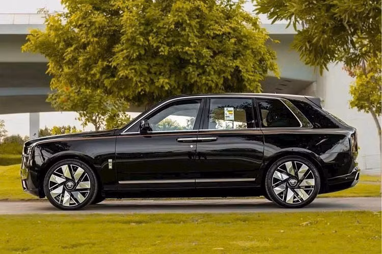 Dù ở bản thường hay Black Badge, mẫu SUV siêu sang Rolls-Royce Cullinan II đều dùng động cơ xăng V12, tăng áp kép, dung tích 6.75L như cũ. Động cơ cho công suất tối đa 563 mã lực ở bản thường và 592 mã lực/900 Nm ở bản Black Badge.