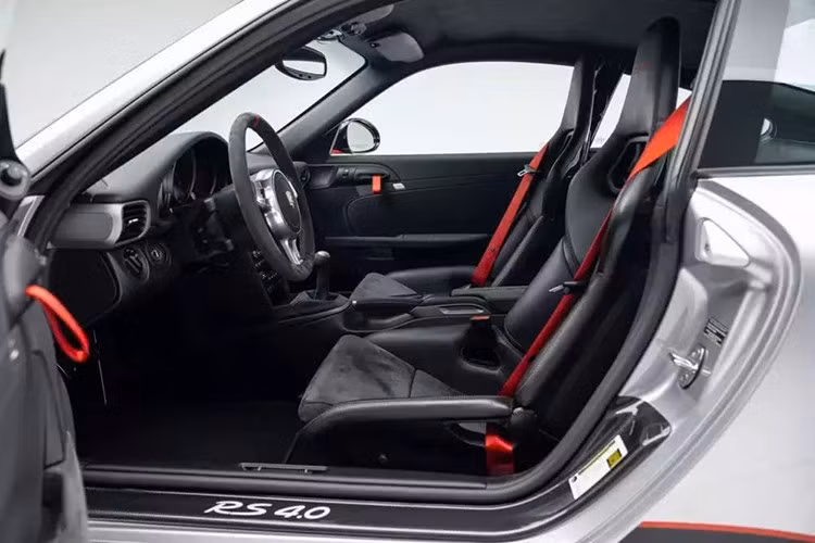 Nội thất cũng được thiết kế đẹp mắt và được trang bị đầy đủ da đen và Alcantara, dây an toàn màu đỏ và tay nắm cửa màu đỏ. Một tấm bảng trên bảng điều khiển cho thấy đây là chiếc xe số 318 trong số 600 chiếc được sản xuất.