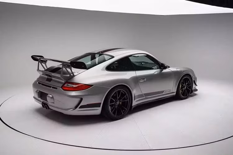 Những mẫu xe 911 GT3 RS 4.0 mới tinh không thường xuyên xuất hiện trên thị trường, nhưng khi lộ diện, chúng thu hút rất nhiều sự chú ý. Đầu năm nay, một chiếc đã được bán với giá 471.875 euro hoặc khoảng 554.000 USD (khoảng 13 tỷ đồng) tại một cuộc đấu giá ở Paris, mặc dù đã đi được 10.094 km.