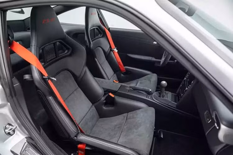 Tương phản với lớp sơn GT Silver là đồ họa màu đen thông thường của GT3 RS 4.0, hoàn thiện với các điểm nhấn màu đỏ tươi. Chiếc xe cũng có gương chiếu hậu màu đen và đỏ. Nó cũng nằm trên bánh xe centerlock màu đen tuyệt đẹp, được đặt trên một bộ kẹp phanh màu vàng.