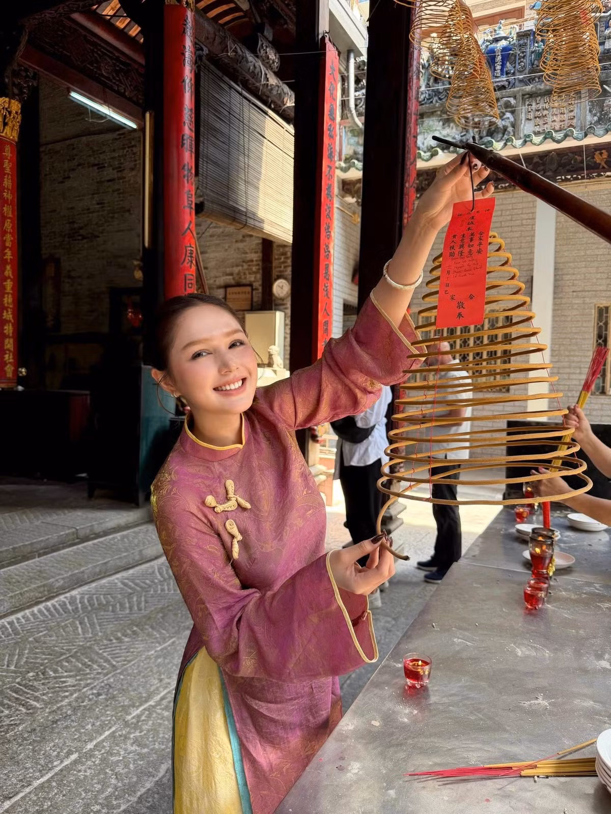 Dù đứng trước không gian chùa chiền cổ kính hay trong khoảnh khắc thắp hương, treo vòng nhang cầu bình an, Xoài Non vẫn toát lên khí chất nền nã, đoan trang nhưng không kém phần cuốn hút.