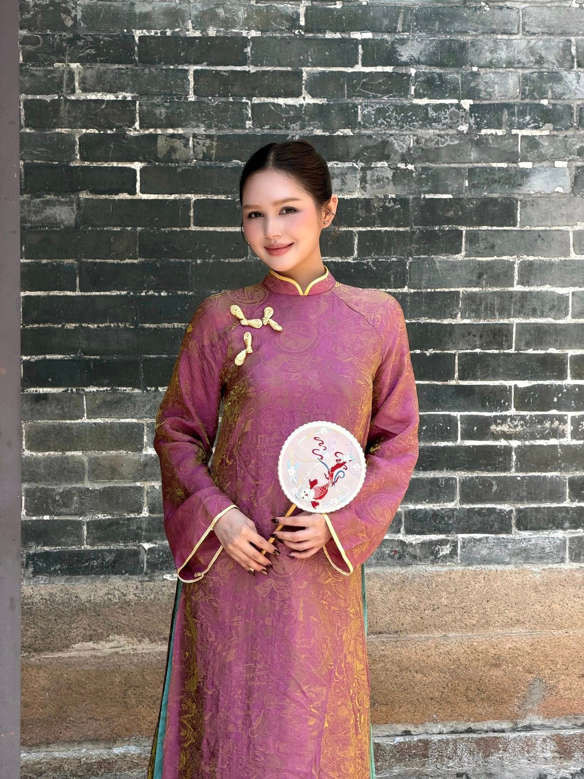 Sau đổ vỡ, Xoài Non chọn cách sống kín tiếng hơn về chuyện tình cảm, tập trung vào công việc và chăm sóc bản thân. Thời gian gần đây, cô thường xuyên xuất hiện thân thiết bên Gil Lê, làm dấy lên nhiều nghi vấn hẹn hò. Dù chưa từng lên tiếng xác nhận, nhưng hình ảnh Xoài Non hiện tại cho thấy một cô gái trẻ độc lập, tự tin và biết trân trọng những giá trị bình yên trong cuộc sống.