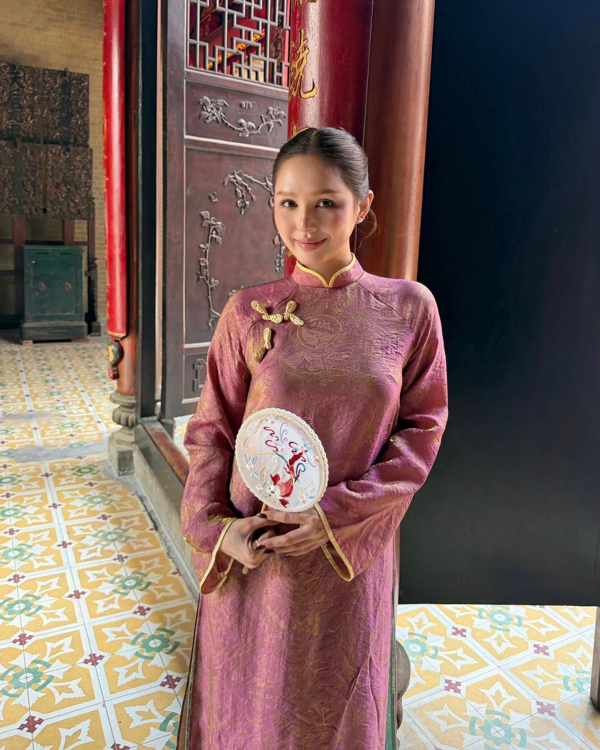 Xoài Non bắt đầu được biết đến rộng rãi qua các bộ ảnh lookbook, sau đó mở rộng hoạt động sang lĩnh vực người mẫu ảnh, tham gia sitcom, đóng MV ca nhạc như “Tìm em trong mơ” của Chi Dân, đồng thời phát triển mạnh mẽ trên các nền tảng mạng xã hội như Instagram, TikTok.