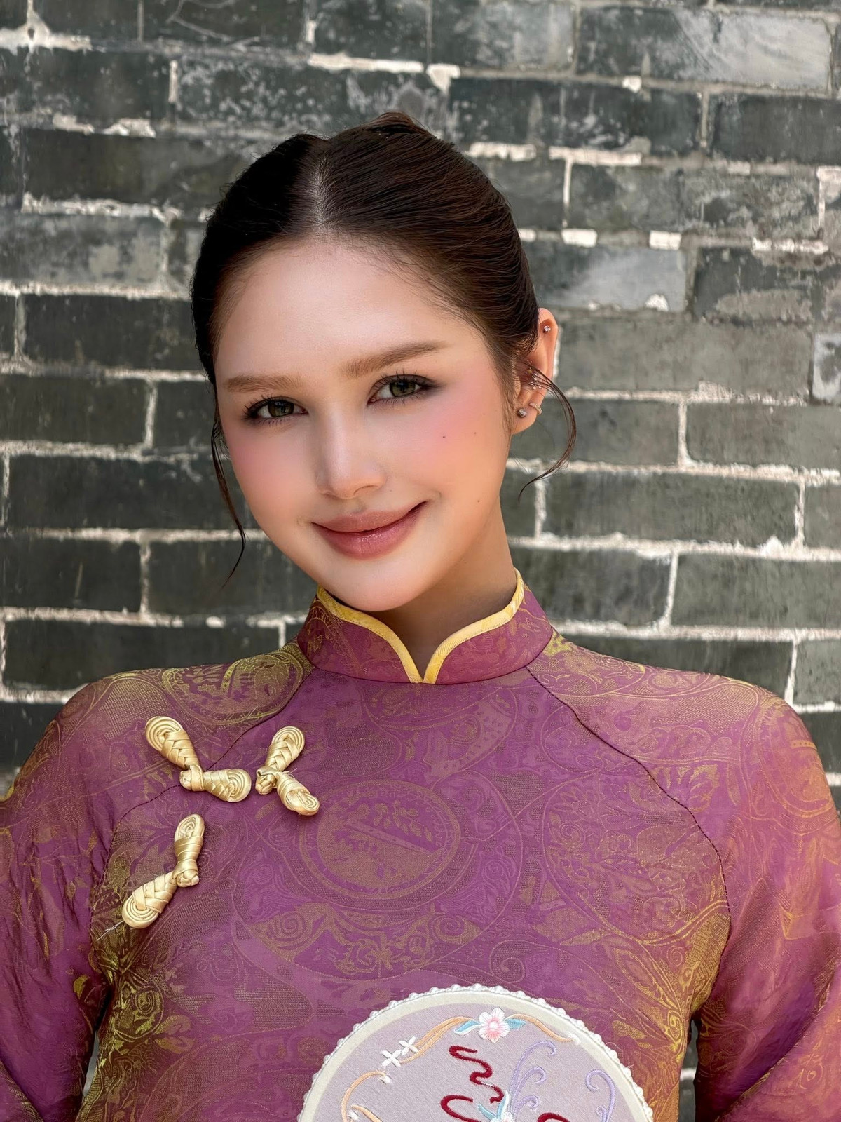 Xoài Non, tên thật là Phạm Thùy Trang, sinh năm 2002, là một trong những hot girl, KOL/influencer nổi bật của thế hệ Gen Z. Dù bố mẹ đều là người Việt, cô nàng lại sở hữu gương mặt búp bê với những đường nét lai Tây rõ rệt, giúp cô nhanh chóng được chú ý từ khi còn rất trẻ.