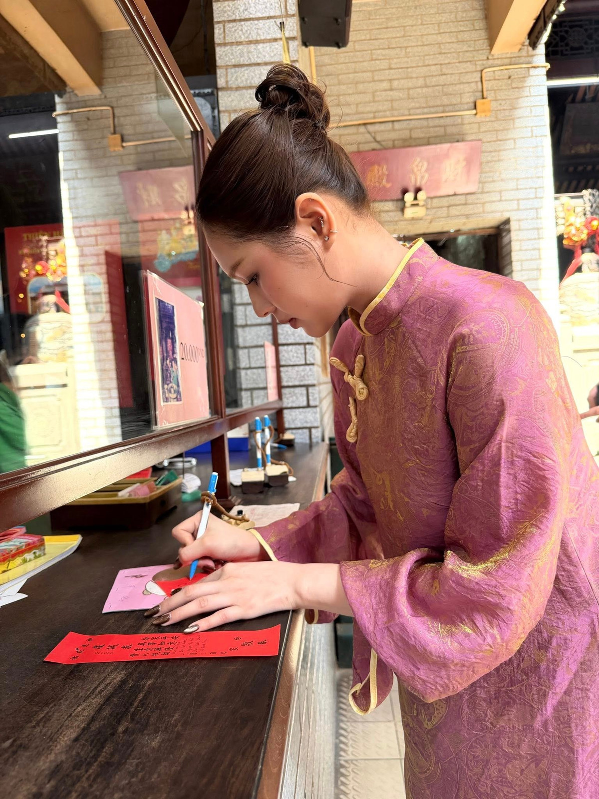 Bên cạnh sự nghiệp, đời tư của Xoài Non cũng từng là tâm điểm chú ý của dư luận. Năm 2020, cô kết hôn với streamer nổi tiếng Xemesis (Nghiêm Anh Hiếu) trong một đám cưới xa hoa, được xem là một trong những hôn lễ đình đám nhất giới hot girl – streamer Việt thời điểm đó. Tuy nhiên, cuộc hôn nhân này không kéo dài và cả hai xác nhận ly hôn trong sự tiếc nuối của người hâm mộ.