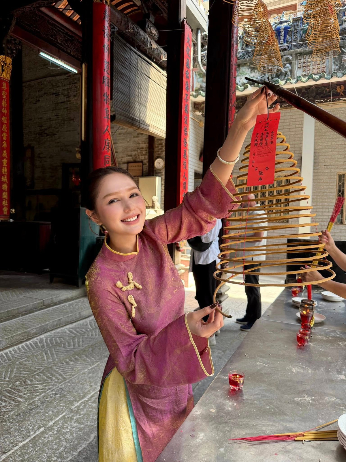 Dù đứng trước không gian chùa chiền cổ kính hay trong khoảnh khắc thắp hương, treo vòng nhang cầu bình an, Xoài Non vẫn toát lên khí chất nền nã, đoan trang nhưng không kém phần cuốn hút.