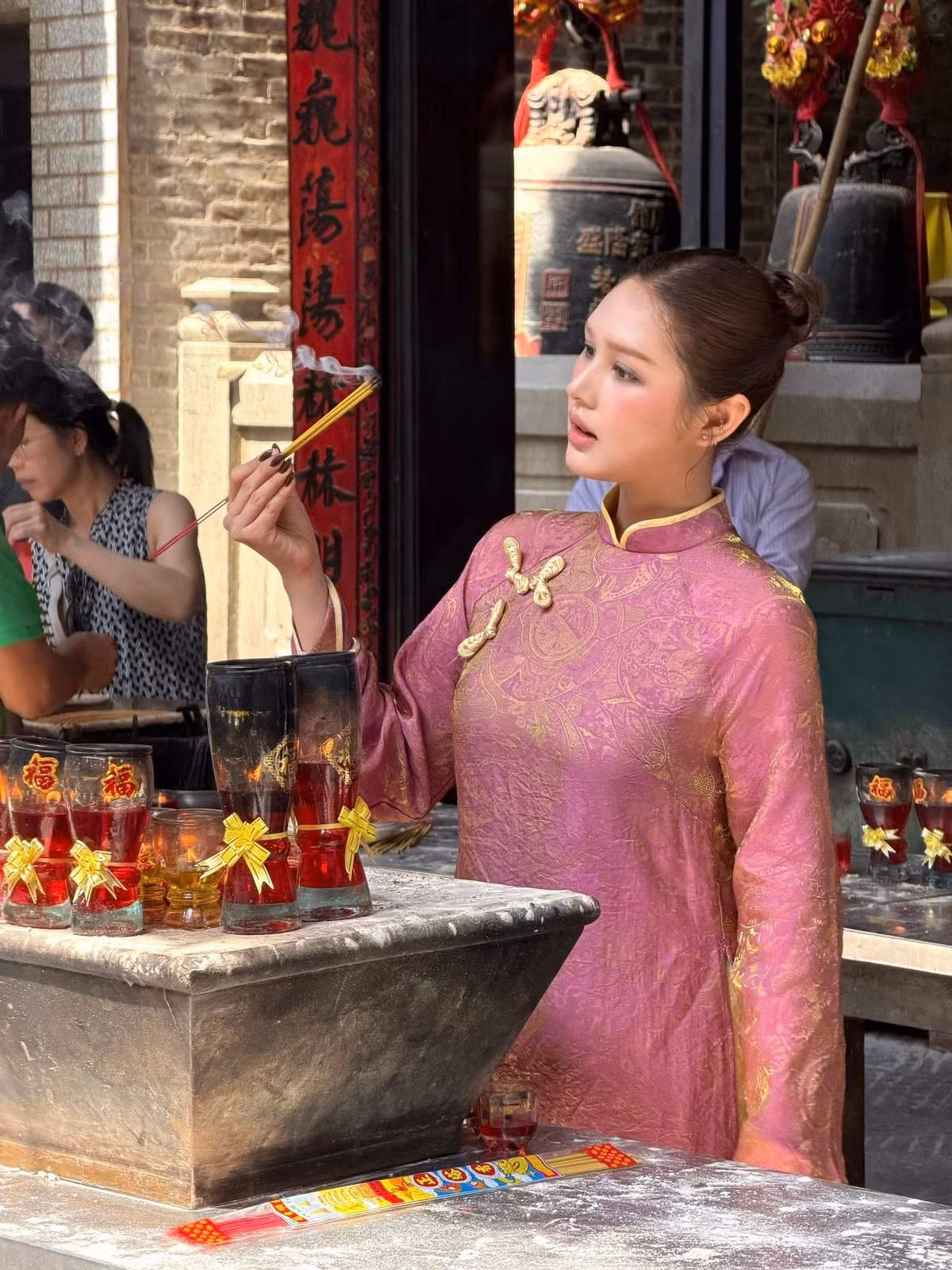 Điều khiến nhiều người đặc biệt ấn tượng chính là thần thái “miễn chê” của người đẹp sinh năm 2002.