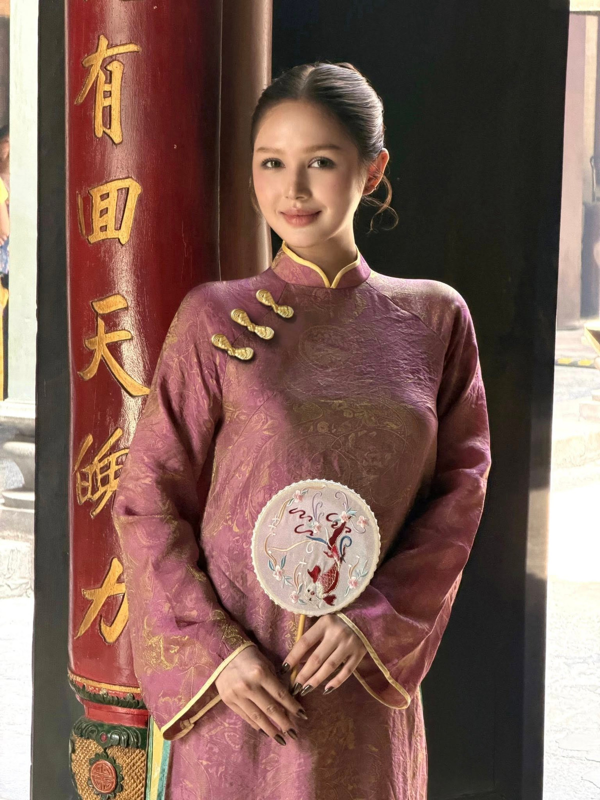 Kiểu tóc búi gọn gàng cùng lối trang điểm nhẹ nhàng càng làm nổi bật gương mặt thanh tú, sống mũi cao, đôi mắt to tròn mang nét lai Tây đặc trưng của hot girl Instagram.