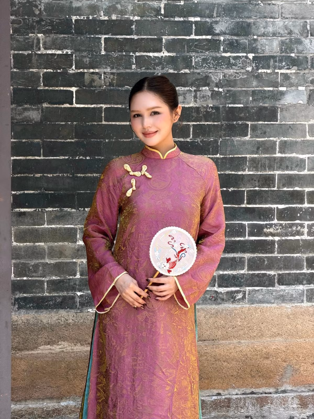 Sau đổ vỡ, Xoài Non chọn cách sống kín tiếng hơn về chuyện tình cảm, tập trung vào công việc và chăm sóc bản thân. Thời gian gần đây, cô thường xuyên xuất hiện thân thiết bên Gil Lê, làm dấy lên nhiều nghi vấn hẹn hò. Dù chưa từng lên tiếng xác nhận, nhưng hình ảnh Xoài Non hiện tại cho thấy một cô gái trẻ độc lập, tự tin và biết trân trọng những giá trị bình yên trong cuộc sống.