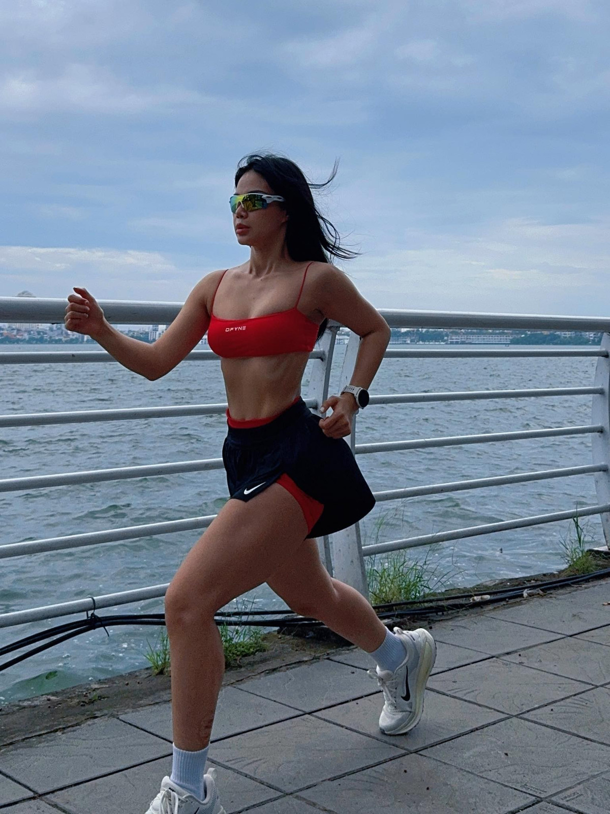 Hình ảnh Trâm Anh sải bước giữa làn mưa nhẹ, khuôn mặt rạng rỡ và vóc dáng chuẩn mực nhanh chóng lan truyền khắp các nền tảng mạng xã hội.