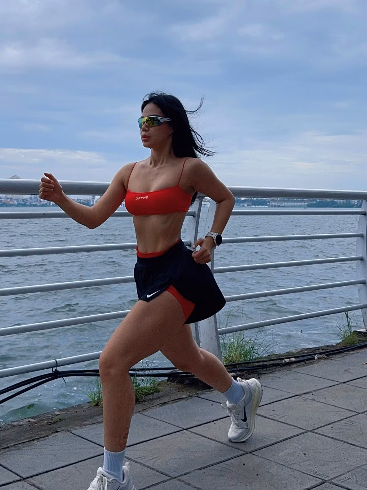 Hình ảnh Trâm Anh sải bước giữa làn mưa nhẹ, khuôn mặt rạng rỡ và vóc dáng chuẩn mực nhanh chóng lan truyền khắp các nền tảng mạng xã hội.