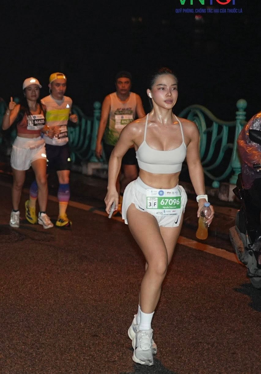 Bên cạnh nghị lực và sự kiên trì đáng nể, điều khiến cộng đồng mạng bàn tán nhiều nhất lại chính là outfit cực kỳ gợi cảm mà Trâm Anh lựa chọn khi tham gia đường chạy. Dường như lần nào cũng vậy, mỗi lần xuất hiện là nữ gymer lại thu hút triệu ánh nhìn, khiến người xem không thể rời mắt.