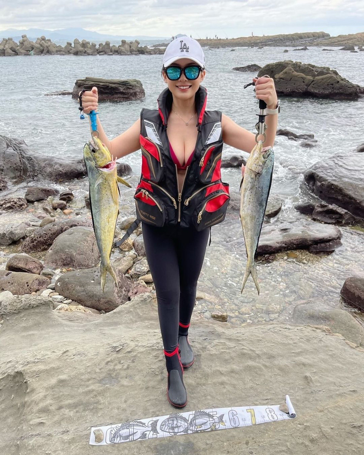 Tuy nhiên, bên cạnh những ý kiến tán thưởng vóc dáng gợi cảm, không ít cư dân mạng lại bày tỏ sự lo lắng và tranh cãi. Một số người cho rằng việc mặc quá ít khi đứng dưới trời nắng gắt sẽ dễ dẫn đến cháy nắng, ảnh hưởng sức khỏe.