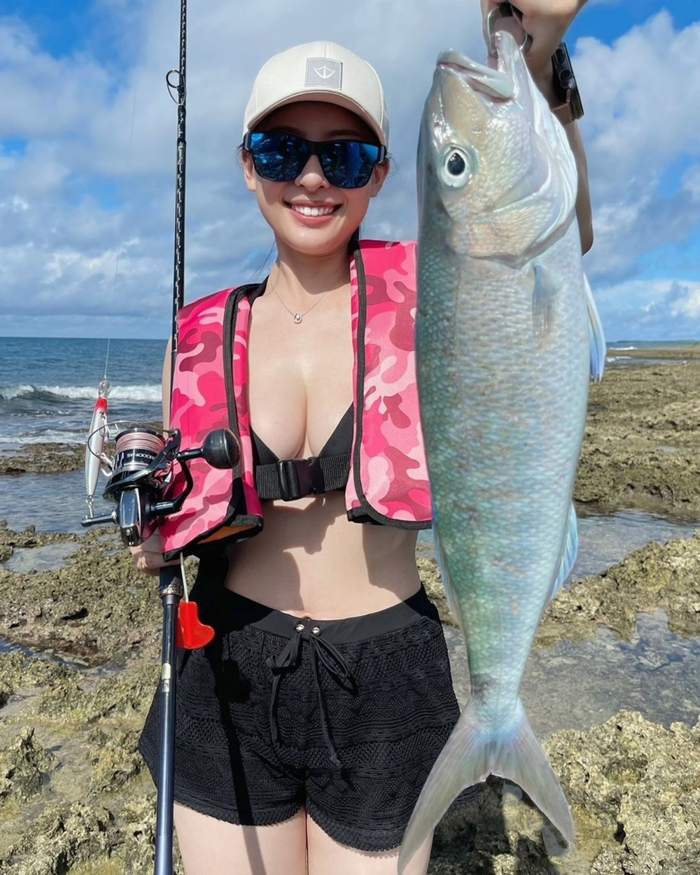 Trong loạt ảnh được đăng tải, Aurora chỉ diện một chiếc bikini đen nhỏ gọn khoe trọn đường cong cùng vòng một đầy đặn, kết hợp cùng quần short ngắn và nón trắng.