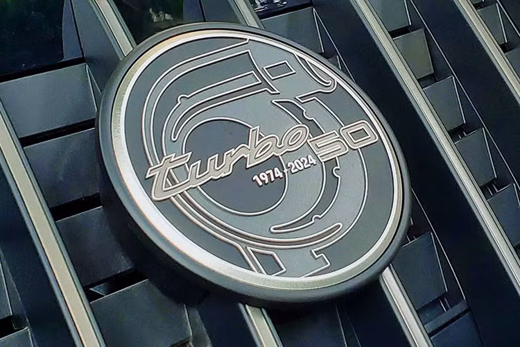 Nội thất của Porsche 911 Turbo 50 Years được mô phỏng theo chiếc Porsche 911 RSR Turbo tại triển lãm vào năm 1973, với da vải dệt caro. Khách hàng có thể giữ nguyên thiết kế ghế Adaptive Sports Seats Plus được bọc lớp vải dệt Tartan với họa tiết gia tộc McKenzie, hoặc nâng cấp bộ ghế da toàn bộ màu đen trị giá gần 100 triệu đồng.