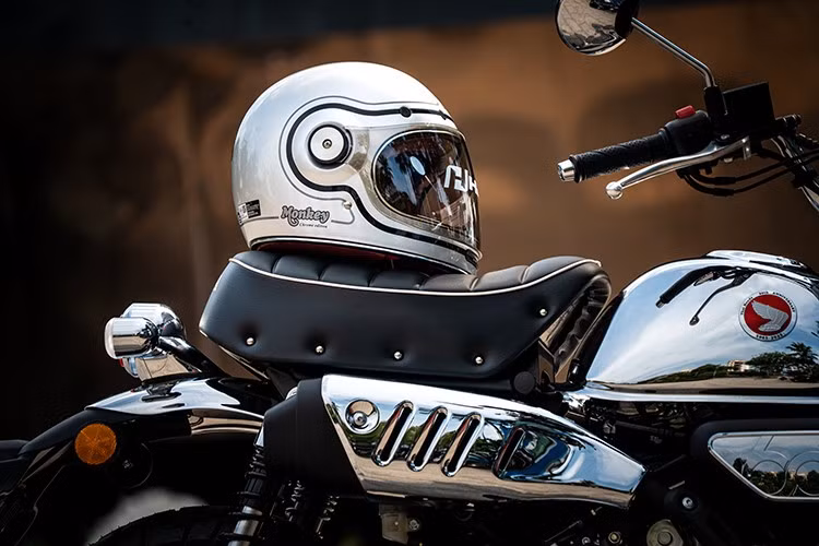 Honda Monkey Chrome Legacy sử dụng động cơ xi-lanh đơn, dung tích 124cc, làm mát bằng không khí. Khối động cơ này được tích hợp công nghệ phun xăng điện tử PGM-FI, đạt chuẩn khí thải Euro 5+, cho công suất 9,2 mã lực và mô-men xoắn 11 Nm.