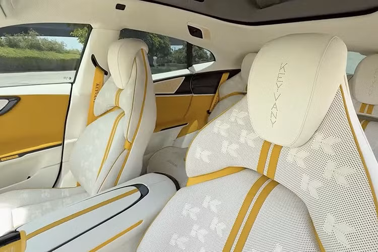 Ferrari Purosangue lăn bánh khỏi dây chuyền sản xuất tại Maranello, Ý. Động cơ V12 hút khí tự nhiên 6,5 lít sản sinh công suất 715 mã lực và mô-men xoắn 528 pound-feet (716 Nm).