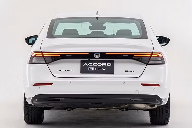 Sự nâng cấp về công nghệ an toàn đã được thực hiện đồng loạt trên cả ba phiên bản, đi kèm những tinh chỉnh nhẹ ở phần ngoại thất như viền đèn pha mới, cản trước-sau và bên thân xe được sơn đồng màu với thân xe, mang đến diện mạo thống nhất và hiện đại hơn.