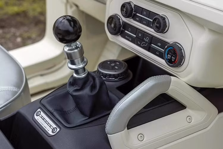 Điểm nhấn phần hông xe là không có cửa, kết hợp với bộ mâm Fifteen52, hốc bánh sau sơn màu đỏ cùng với logo Ford sơn màu đỏ. Phần cản trước và sau của Bronco Roadster Concept lấy cảm hứng từ mẫu xe Retro. Các kỹ sư của Ford đã giản lược ghế ngồi, tinh gọn sàn xe, tạo ra khoang sau thực dụng đúng kiểu nguyên bản.