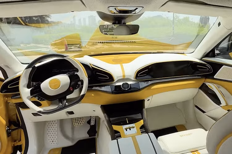 Cửa tự sát hé lộ một cabin màu trắng và vàng, với ghế ngồi bọc da đục lỗ và dòng chữ Kevyany hiện diện khắp không gian. Nội thất nguyên bản có thể trang nhã và tinh tế, nhưng so với nó, trông nó giống như một bộ vest công sở bên cạnh bộ đồ thể thao neon.