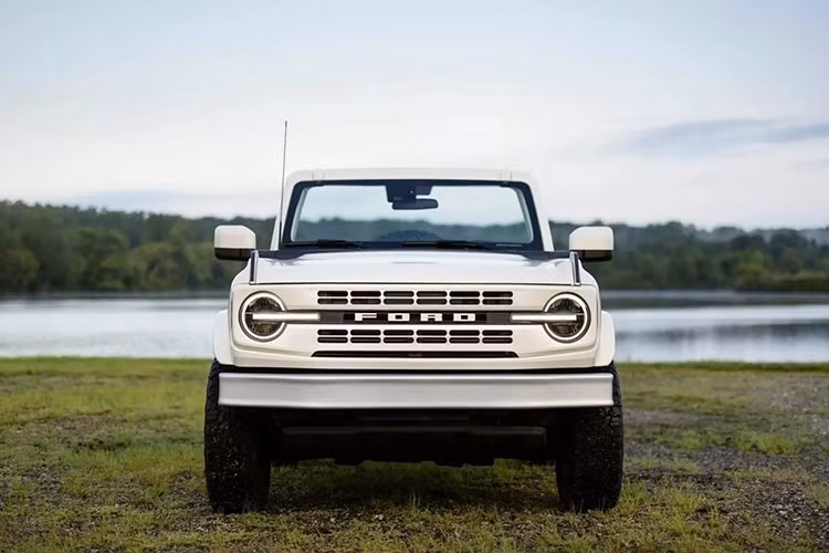 Triết lý này thấm nhuần trong cả 3 kiểu dáng nguyên bản của Bronco, nhưng U13 Roadster chính là phiên bản gần gũi nhất với tinh thần Mustang off-road: phóng khoáng, mạnh mẽ, không cần màu mè.