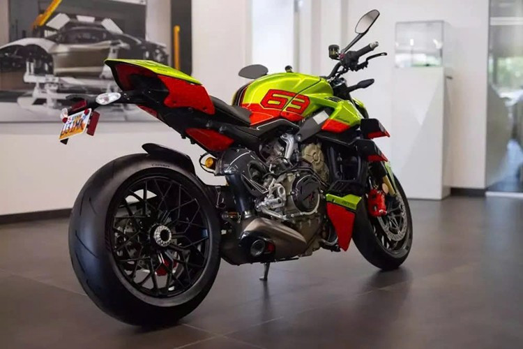Điều còn lại để bàn luận về chiếc Ducati Streetfighter V4 Lamborghini 2023 này chính là giá cả. Nó được bán đấu giá với giá 54.500 đô la, thấp hơn giá bán lẻ đề xuất ban đầu, 68.000 USD, nhưng vẫn là một mức trượt giá có thể xem là lý tưởng, không rớt nhiều.