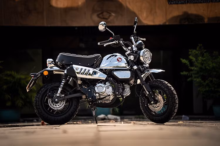 Ngoài chiếc xe, khách hàng sở hữu Monkey Chrome Legacy còn nhận được mũ bảo hiểm đặc biệt, in logo kỷ niệm 60 năm - phụ kiện được thiết kế riêng cho phiên bản này. Mức giá xe bán tại Việt Nam chưa công bố, nhưng việc đưa được chỉ 3 xe về nước xem như "chiến lợi phẩm" với các nhà sưu tầm.