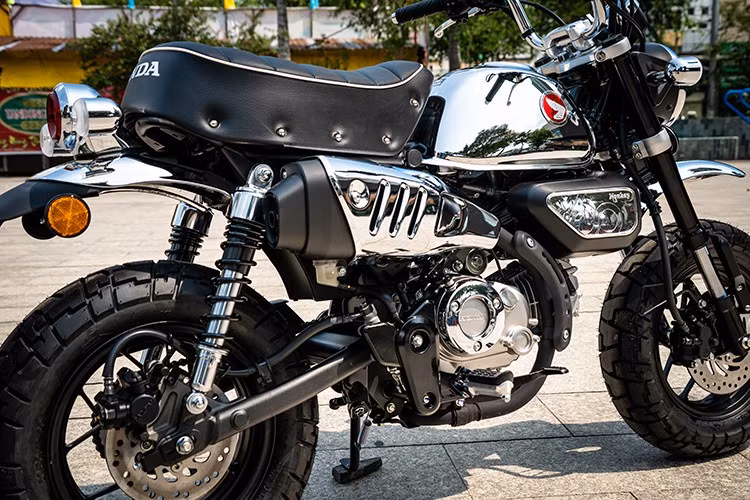 Sức mạnh này kết hợp với hộp số 5 cấp, mang đến trải nghiệm lái linh hoạt, phù hợp cho cả di chuyển trong phố lẫn những chuyến dạo chơi cuối tuần. Một điểm cộng khác là khả năng tiết kiệm nhiên liệu: mức tiêu hao chỉ khoảng 1,5 lít/100 km.