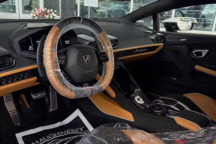 Thay đổi tiếp theo của Lamborghini Huracan Sterrato nằm ở hốc hút gió trên nắp khoang động cơ. Mục đích của trang bị này là để đất đá không thể lọt vào cổ hút và làm hỏng động cơ khi xe chạy tốc độ cao trên đường nhiều sỏi đá. Ngay cả bộ khuếch tán gió sau của xe cũng được điều chỉnh thiết kế để bảo vệ các te dầu động cơ, hộp số và những bộ phận khác.