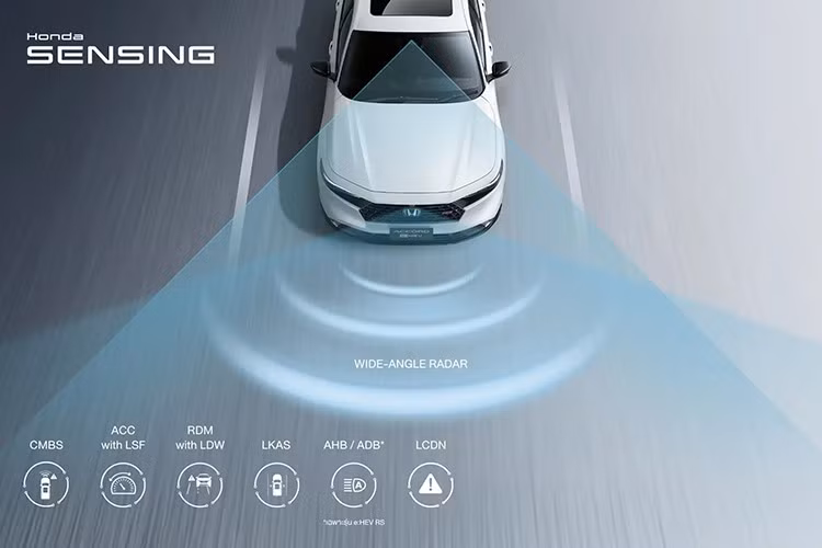 Cung cấp sức mạnh cho Accord 2026 vẫn là hệ truyền động hybrid e:HEV i-MMD với động cơ xăng 2.0L kết hợp hai mô-tơ điện. Tổng công suất đạt 207 mã lực, mô-men xoắn cực đại 335 Nm, kết hợp hộp số tự động e-CVT.