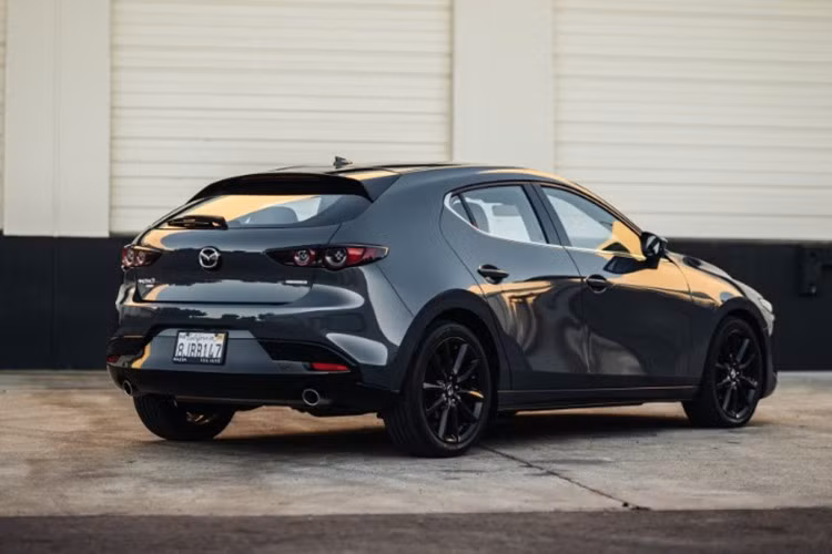 Mazda3 2.5 S Premium (6MT): phiên bản duy nhất giữ hộp số sàn 6 cấp, đi kèm hệ thống âm thanh Bose 12 loa, HUD và nhận diện biển báo. Mazda3 Turbo Premium Plus: cao cấp nhất, trang bị màn hình trung tâm 10,25 inch, camera 360 độ, ghế da có sưởi, lẫy chuyển số, âm thanh Bose 12 loa.