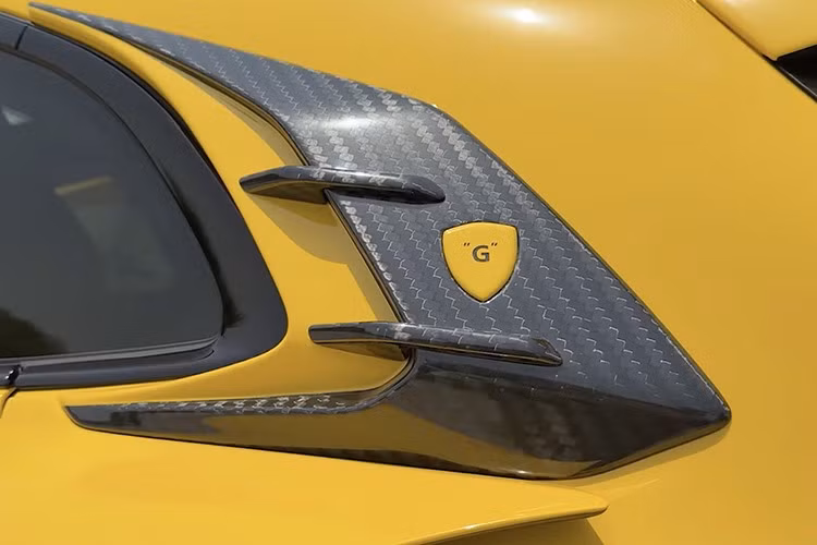 Đèn pha bổ sung, được bố trí theo chiều dọc, xuất hiện ở đầu ngoài của đèn DRL tiêu chuẩn, thay thế cho tấm ốp đen mỏng thường thấy ở đó. Các dải sợi carbon lộ ra trải dài dọc theo nắp capo, tương phản với lớp sơn Giallo Modena của xe.