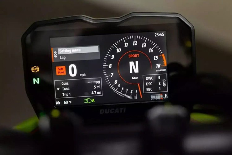 Chiếc Streetfighter V4 Lambo 2023 trong bài này với màu sơn Verde Citrea và Arancio Dac rất bắt mắt. Vẻ ngoài được tô điểm thêm bởi các điểm nhấn màu đen và ốp sợi carbon lộ ra, chưa kể đến chắn bùn trước, cánh gió và hốc hút gió lấy cảm hứng từ STO.