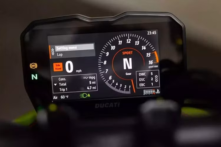 Chiếc Streetfighter V4 Lambo 2023 trong bài này với màu sơn Verde Citrea và Arancio Dac rất bắt mắt. Vẻ ngoài được tô điểm thêm bởi các điểm nhấn màu đen và ốp sợi carbon lộ ra, chưa kể đến chắn bùn trước, cánh gió và hốc hút gió lấy cảm hứng từ STO.