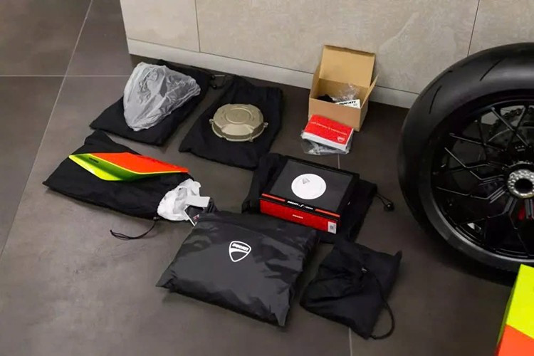 Khi đã ngồi lên xe, chắc chắn bạn sẽ thích tay lái hoàn thiện màu đen với cụm tay phanh Brembo bằng nhôm đúc, cũng như gương chiếu hậu kép, tạ đầu tay lái, ốp táp-lô bằng sợi carbon, màn hình TFT 5 inch hiển thị quãng đường đi được 5 dặm, cùng nhiều tính năng an toàn chủ động và chế độ lái như ABS, kiểm soát lực kéo, bốc đầu, trượt và phanh động cơ.