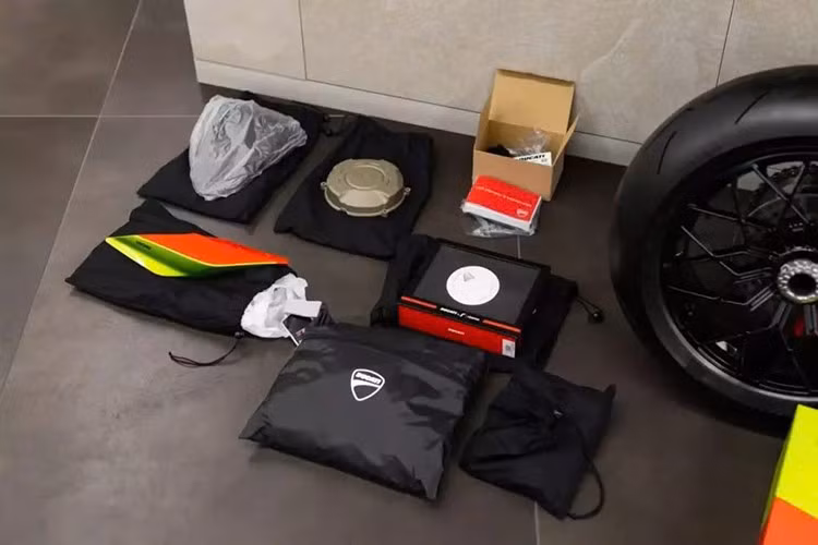 Khi đã ngồi lên xe, chắc chắn bạn sẽ thích tay lái hoàn thiện màu đen với cụm tay phanh Brembo bằng nhôm đúc, cũng như gương chiếu hậu kép, tạ đầu tay lái, ốp táp-lô bằng sợi carbon, màn hình TFT 5 inch hiển thị quãng đường đi được 5 dặm, cùng nhiều tính năng an toàn chủ động và chế độ lái như ABS, kiểm soát lực kéo, bốc đầu, trượt và phanh động cơ.