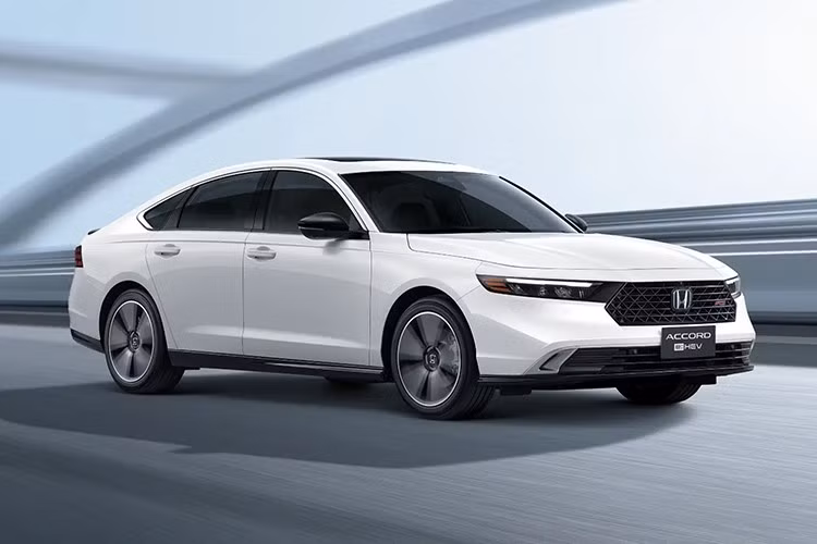 Honda Thái Lan vừa chính thức giới thiệu mẫu sedan Honda Accord phiên bản nâng cấp giữa vòng đời với nhiều điểm mới đáng chú ý. Mẫu xe mới này cũng đã điều chỉnh giảm giá bán tới 70.000 Baht (khoảng 57 triệu đồng) so với phiên bản tiền nhiệm.