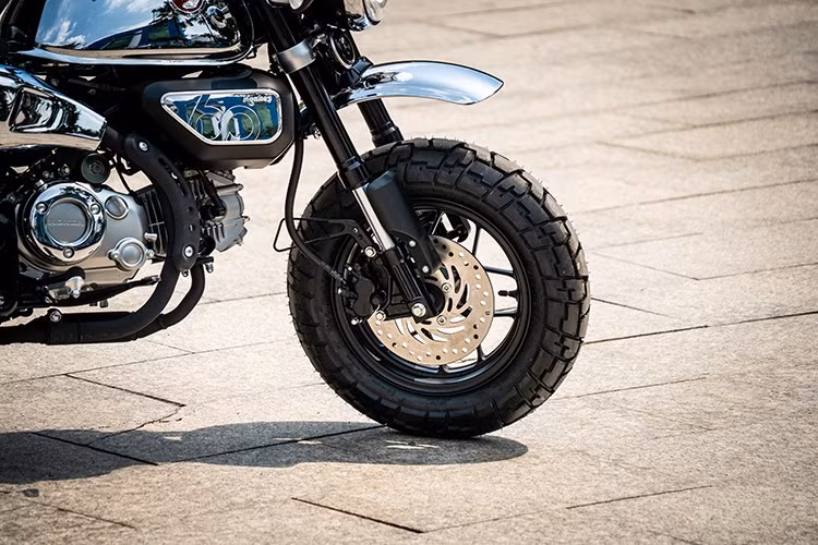 Không chỉ dừng lại ở yếu tố sưu tầm, Honda Monkey Chrome Legacy còn đáp ứng đầy đủ nhu cầu vận hành thực tế. Xe được trang bị hệ thống chiếu sáng full LED từ đèn pha, đèn hậu đến đèn xi-nhan, đảm bảo hiệu quả chiếu sáng cao và tiết kiệm điện.