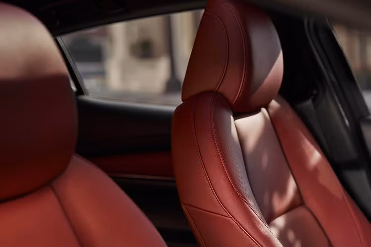 Mazda3 2.5 S Preferred: bổ sung cửa sổ trời chỉnh điện, ghế lái chỉnh điện 8 hướng, ghế sưởi. Bản sedan có tùy chọn nội thất màu “greige”, bản hatchback dùng nội thất đen. Mazda3 2.5 S Carbon Edition: nổi bật với da đỏ, hỗ trợ Apple CarPlay/Android Auto không dây, sạc điện thoại không dây, mâm và gương đen bóng.