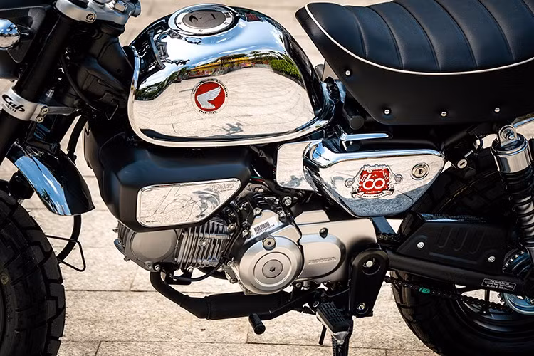 Logo cánh chim trắng trên nền đỏ, viền crôm cùng dòng chữ "Thai Honda 60 Anniversary" xuất hiện trên bình xăng, gợi nhớ đến mẫu Monkey Z50 Chrome huyền thoại ra đời từ thập niên 1960.