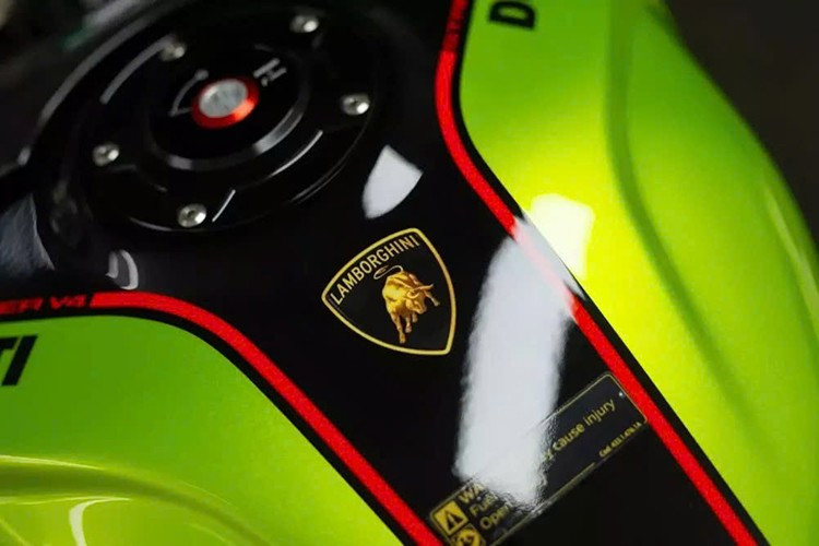 Chiếc xe thậm chí còn sở hữu bộ vành hợp kim nan hoa lấy cảm hứng từ STO, cùng lốp Pirelli Diablo Rosso Corsa. Những điểm nhấn ngoại hình khác bao gồm yên xe solo màu đen, nắp bình xăng nhôm Ducati by Rizoma và kẹp phanh Brembo Stylema R bốn piston.