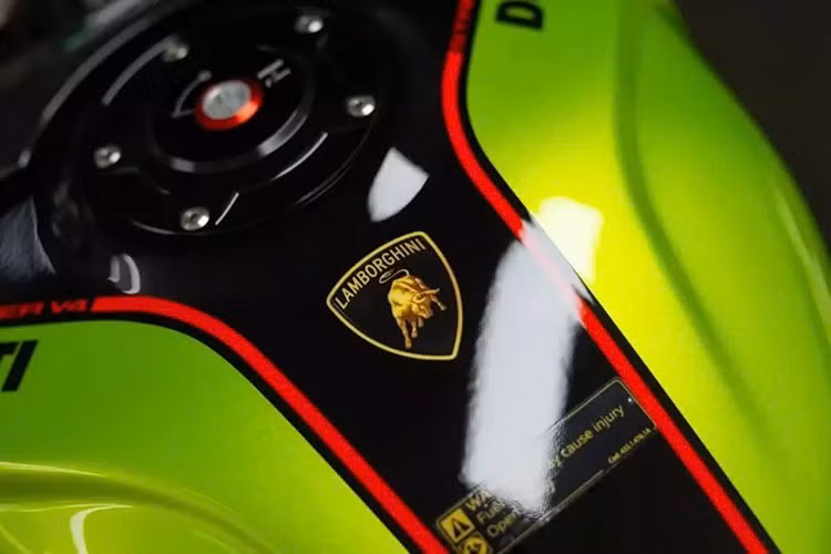 Chiếc xe thậm chí còn sở hữu bộ vành hợp kim nan hoa lấy cảm hứng từ STO, cùng lốp Pirelli Diablo Rosso Corsa. Những điểm nhấn ngoại hình khác bao gồm yên xe solo màu đen, nắp bình xăng nhôm Ducati by Rizoma và kẹp phanh Brembo Stylema R bốn piston.